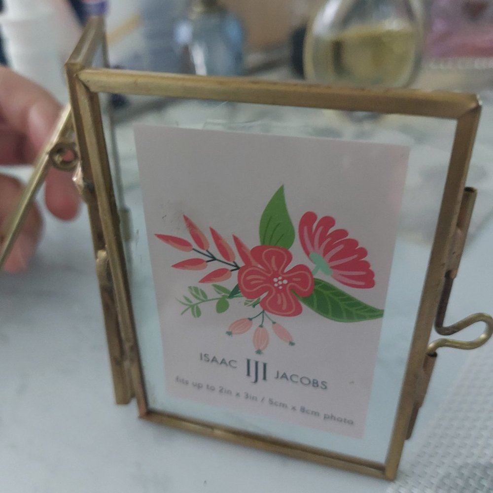 Isaac Jacobs Super Cute Vintage Feel Gold Trim Rusty Mini Photo Frame Stand